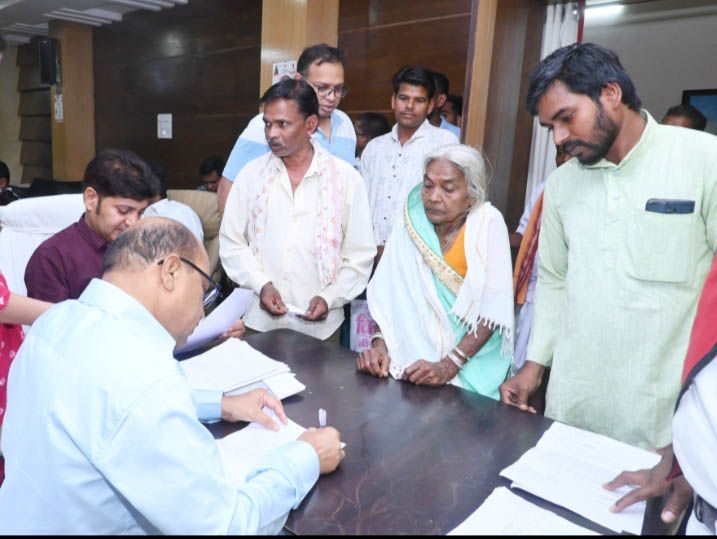 कलेक्टर ने जनदर्शन में सुनीं समस्याएं कलेक्टर ने जनदर्शन में सुनीं समस्याएं