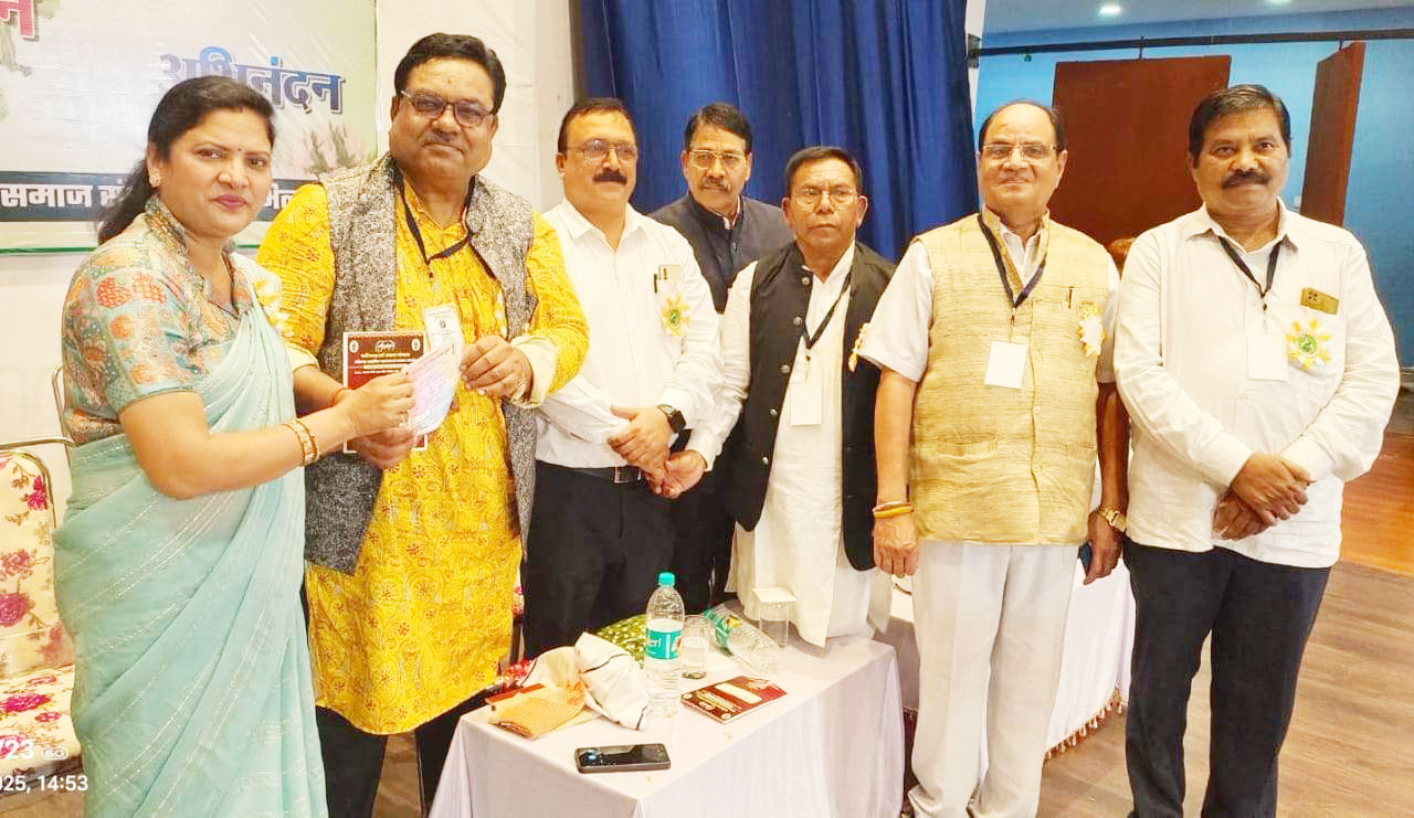 दुर्ग के म्युनिसिपल-पंचायत के जनप्रतिनिधियों सहित कई क्षेत्रों की प्रतिभाओं का सम्मान दुर्ग के म्युनिसिपल-पंचायत के जनप्रतिनिधियों सहित कई क्षेत्रों की प्रतिभाओं का सम्मान