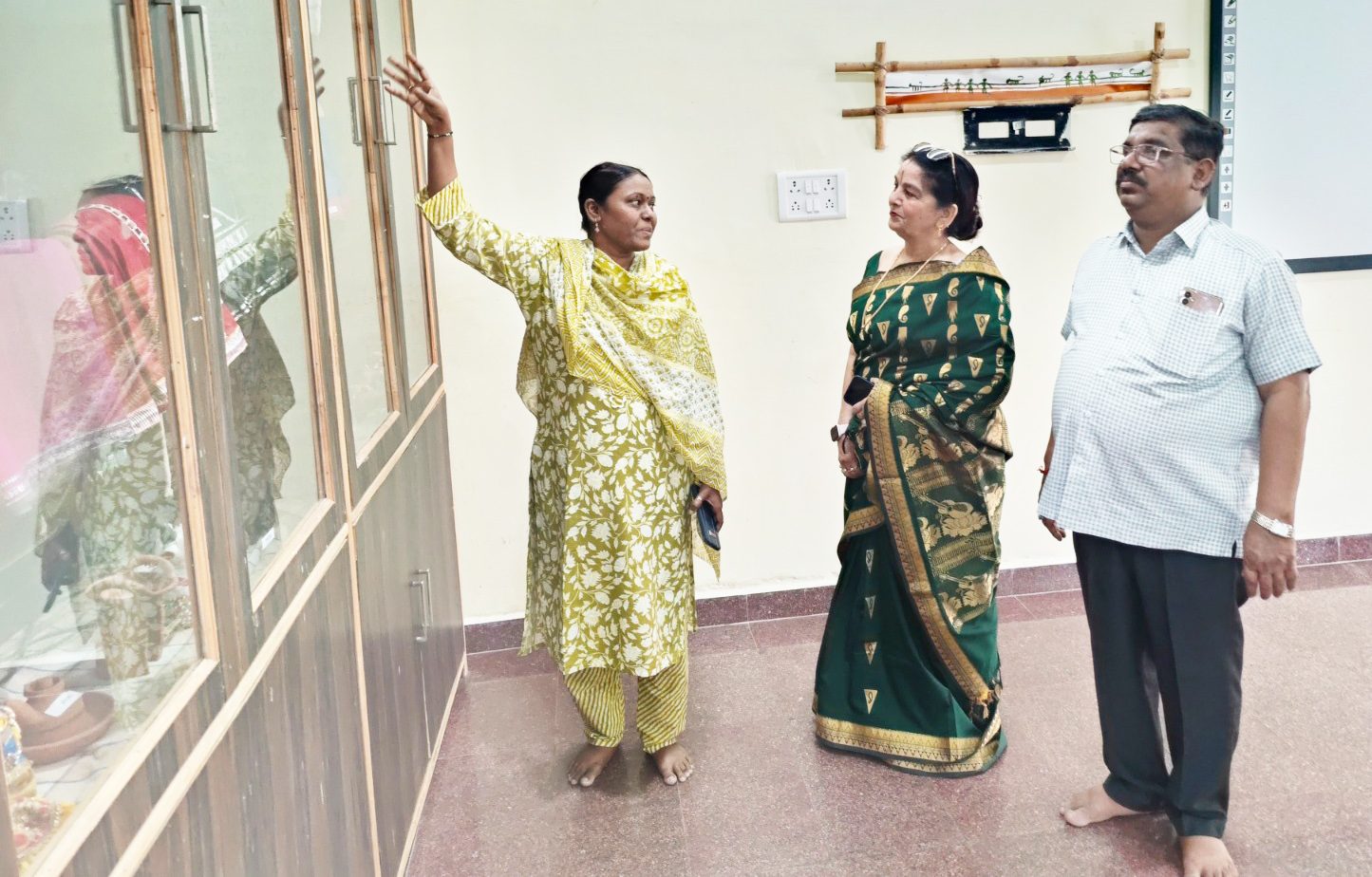 कुलपति  ने लोक संगीत विभाग का किया निरीक्षण 