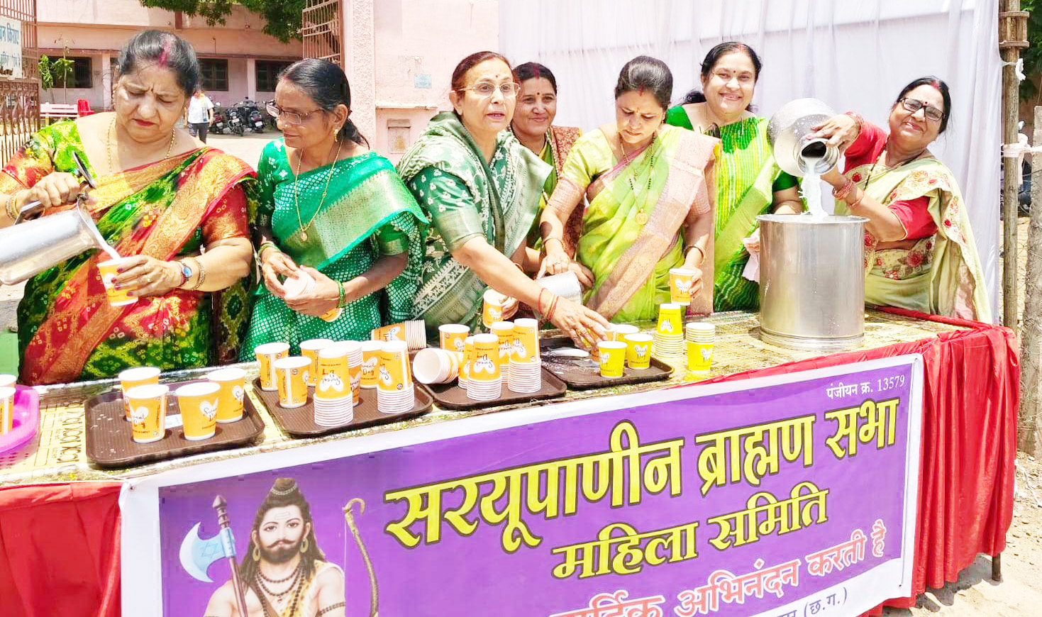 परशुराम जन्मोत्सव में किया मठा वितरण परशुराम जन्मोत्सव में किया मठा वितरण