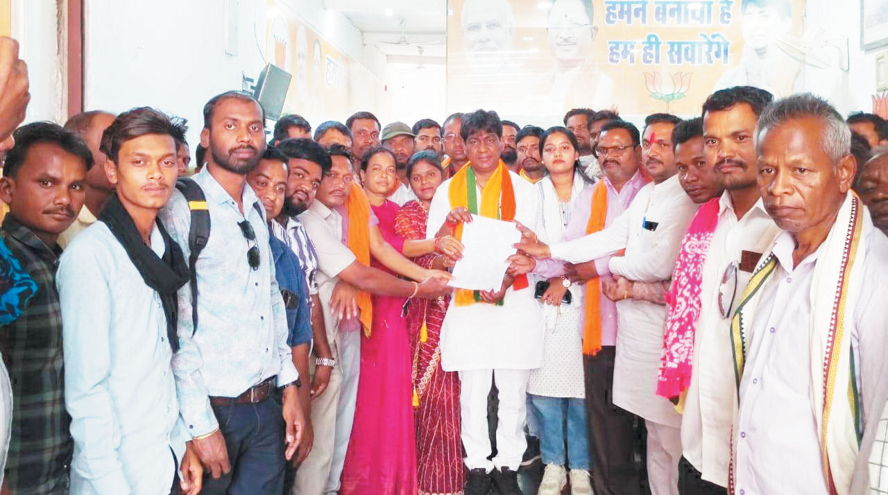 ओलावृष्टि से रबी फसल प्रभावित, मुआवजे की मांग पर विधायक से मिले किसान ओलावृष्टि से रबी फसल प्रभावित, मुआवजे की मांग पर विधायक से मिले किसान
