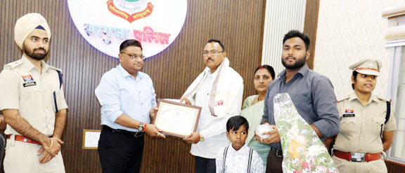 सेवानिवृत अधिकारी, कर्मचारी को दी विदाई सेवानिवृत अधिकारी, कर्मचारी को दी विदाई