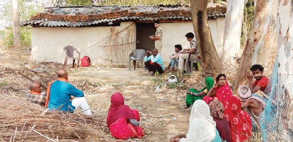 घर में लहूलुहान मिली महिला की लाश, हत्या की आशंका घर में लहूलुहान मिली महिला की लाश, हत्या की आशंका