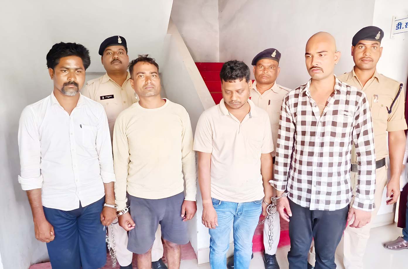 सोना-चांदी समेत 6.35 लाख की चोरी, 4 आरोपी गिरफ्तार सोना-चांदी समेत 6.35 लाख की चोरी, 4 आरोपी गिरफ्तार