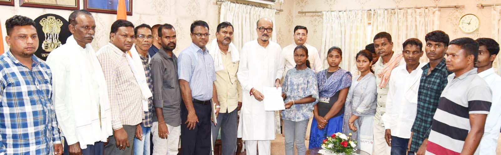 नक्सल पीडि़त ग्रामीण साय-डेका से मिले, आपरेशन जारी रखने दिया आवेदन
