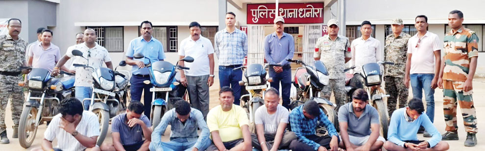 जंगल में जुआ खेलते 8 पकड़ाए, नगदी, ताश व बाइक जब्त