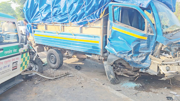 102 एम्बुलेंस का टायर फटा, पिकअप से जा टकराई, दो गम्भीर