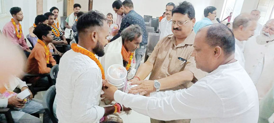 कांग्रेस ने मजदूरों का किया सम्मान कांग्रेस ने मजदूरों का किया सम्मान