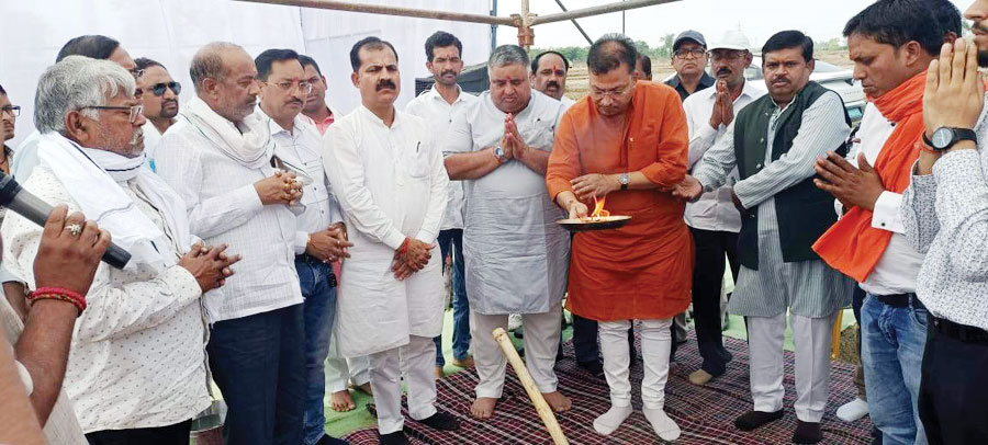 अंबिकापुर में निजी खर्च पर बनने जा रही थोक फल मंडी का भूमिपूजन अंबिकापुर में निजी खर्च पर बनने जा रही थोक फल मंडी का भूमिपूजन