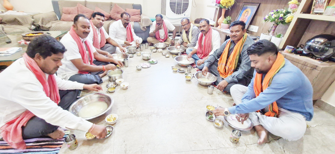 सर्व समाज के लोगों ने एक पंगत में बैठकर बोरेबासी खाए सर्व समाज के लोगों ने एक पंगत में बैठकर बोरेबासी खाए