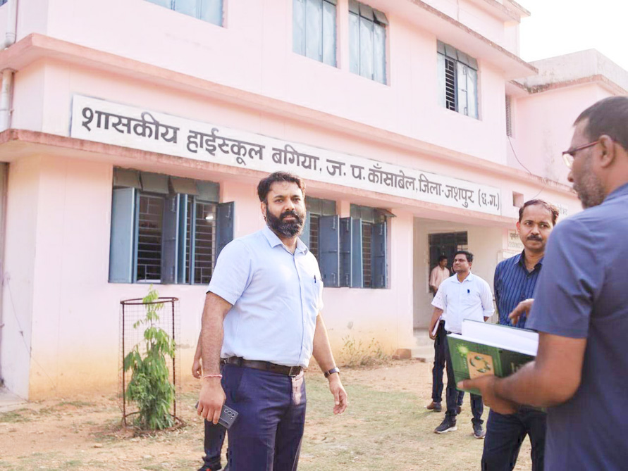 कलेक्टर ने मॉडल स्कूल के लिए बंदरचुआं और बगिया विद्यालय का किया निरीक्षण कलेक्टर ने मॉडल स्कूल के लिए बंदरचुआं और बगिया विद्यालय का किया निरीक्षण