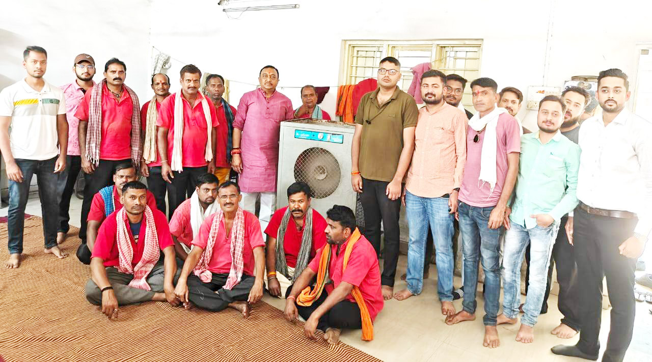 स्टेशन में कुलियों के लिए कूलर स्टेशन में कुलियों के लिए कूलर