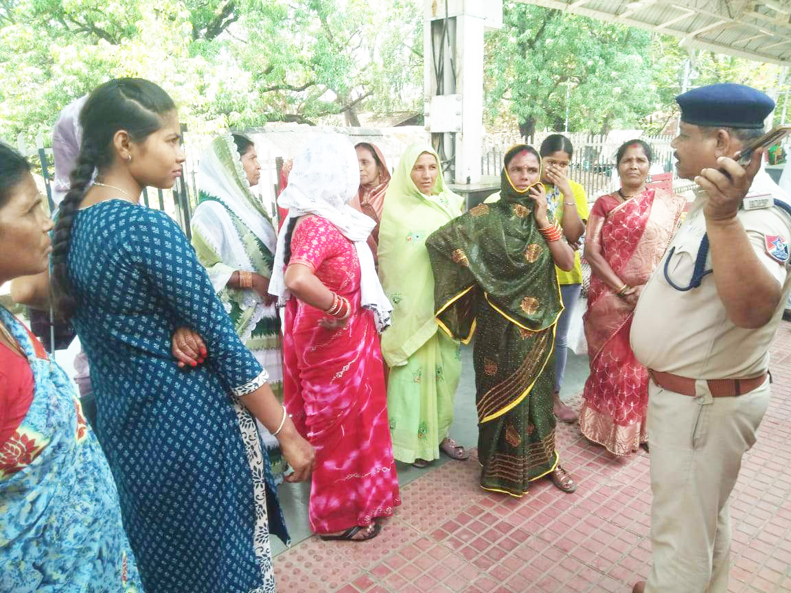 पटरी व गाडिय़ों के सामने सेल्फी व रील बनाना अपराध पटरी व गाडिय़ों के सामने सेल्फी व रील बनाना अपराध