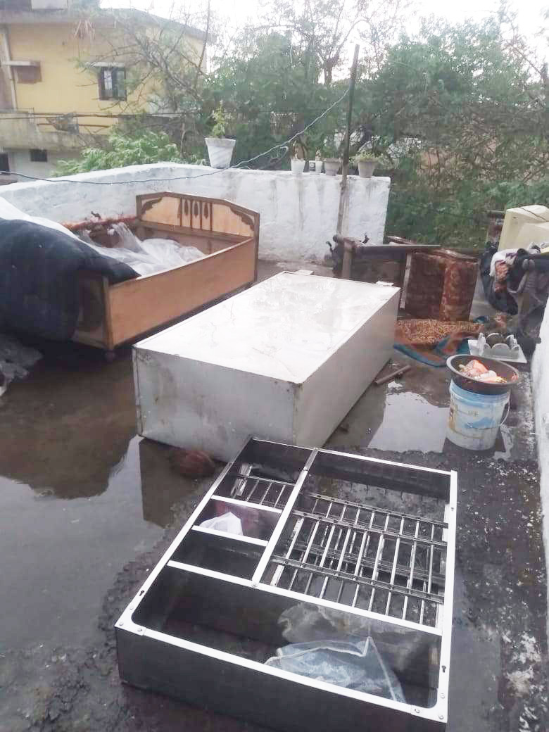 बीती शाम की आंधी से चरमराई राजधानी 