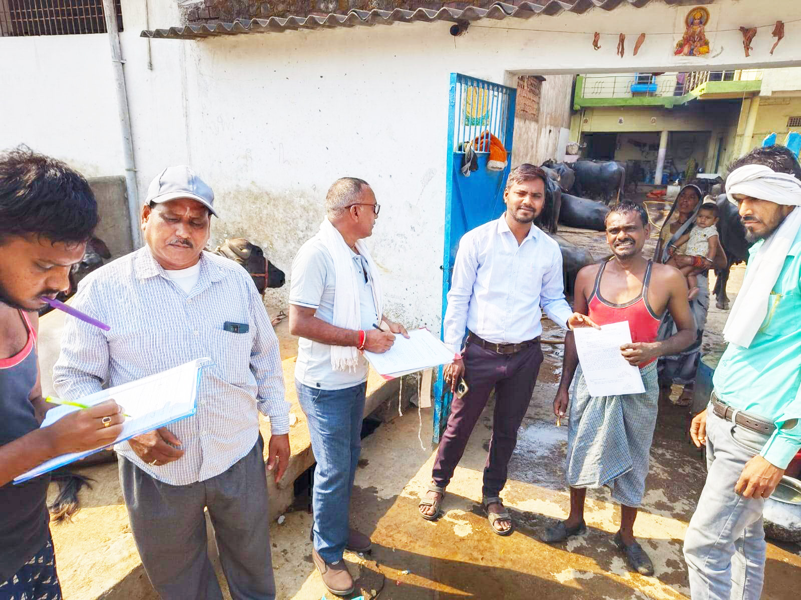 खुर्सीपार में अवैध खटालों को हटाने नोटिस खुर्सीपार में अवैध खटालों को हटाने नोटिस