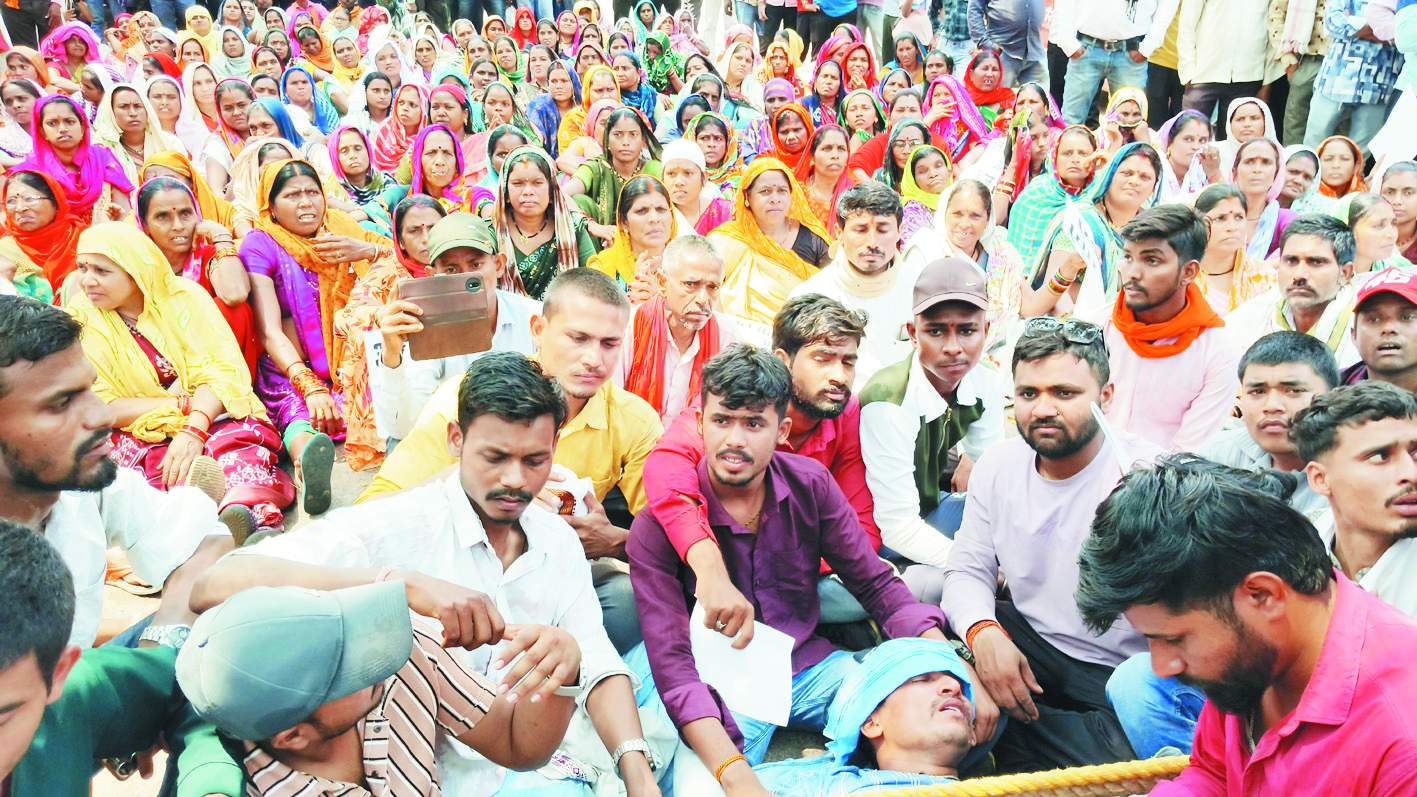 पेयजल समस्या को लेकर अंजोरा  ढाबा के ग्रामीणों ने कलेक्टोरेट घेरा