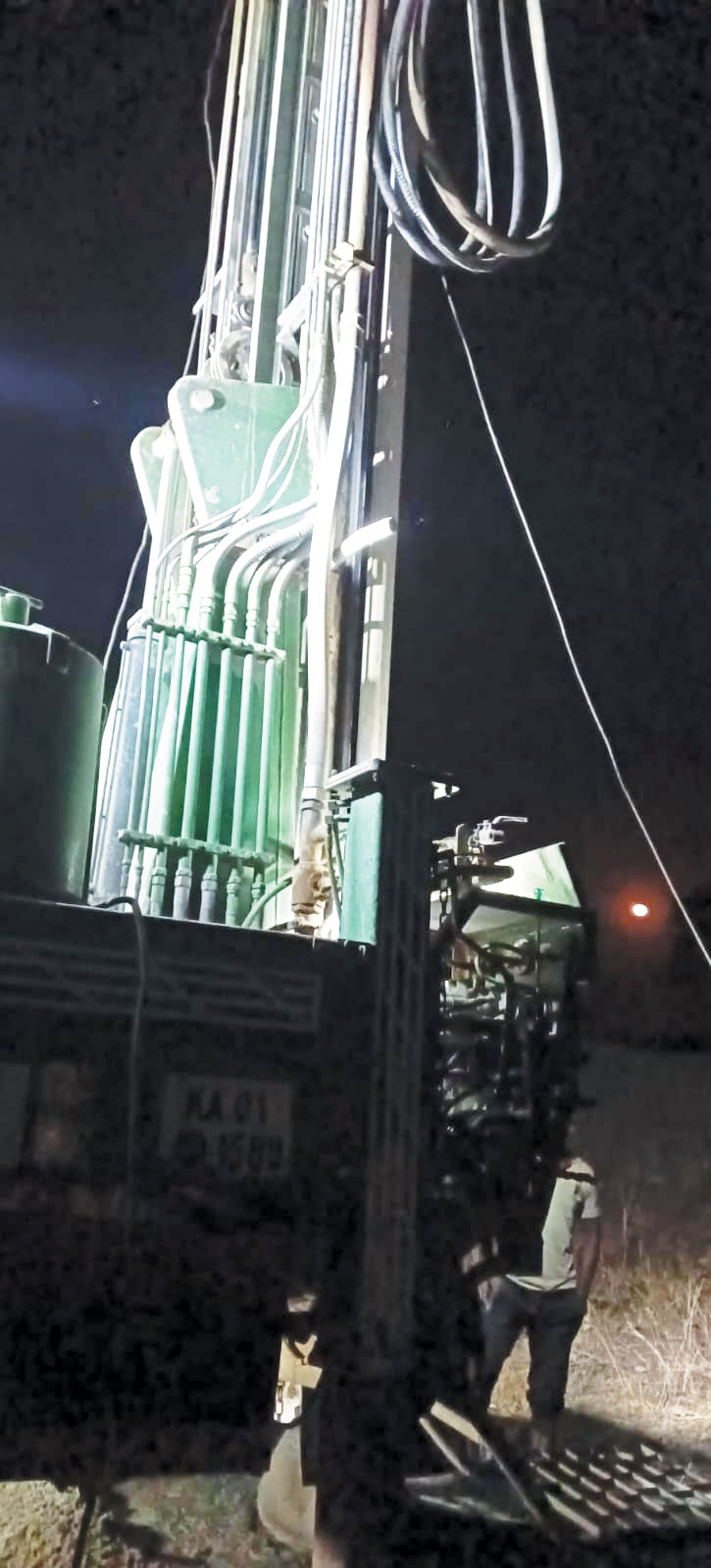 प्रतिबंध के बावजूद ग्रामीण क्षेत्र में धड़ल्ले से बोर खनन