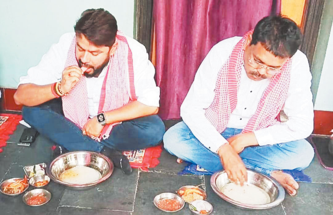  पूर्व विधायक छाबड़ा ने ग्रामीणों संग खाया बोरे-बासी