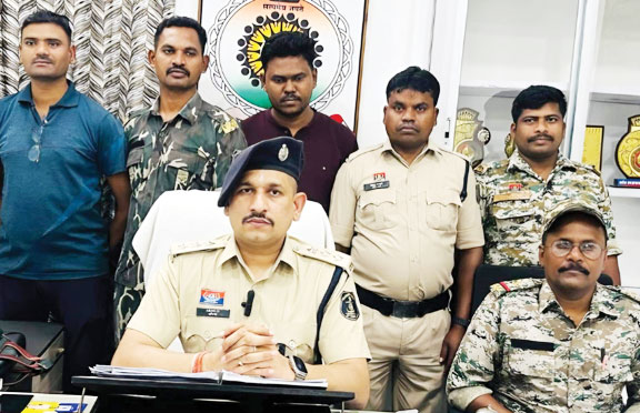 पुलिस के हत्थे चढ़ा फरार गांजा तस्कर, दो मोबाइल जब्त पुलिस के हत्थे चढ़ा फरार गांजा तस्कर, दो मोबाइल जब्त