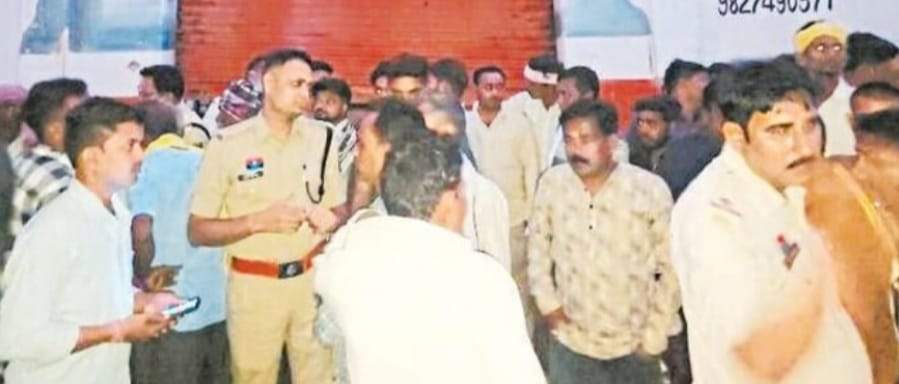 राइस मिल के टीन शेड व पिल्लर गिरने से दो मजदूरों की मौत