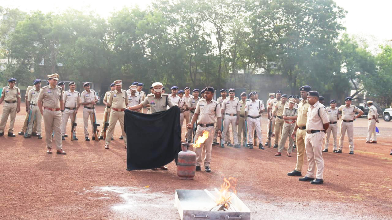 फायरमैन ने दी आग बुझाने व यंत्र  का उपयोग करने की जानकारी