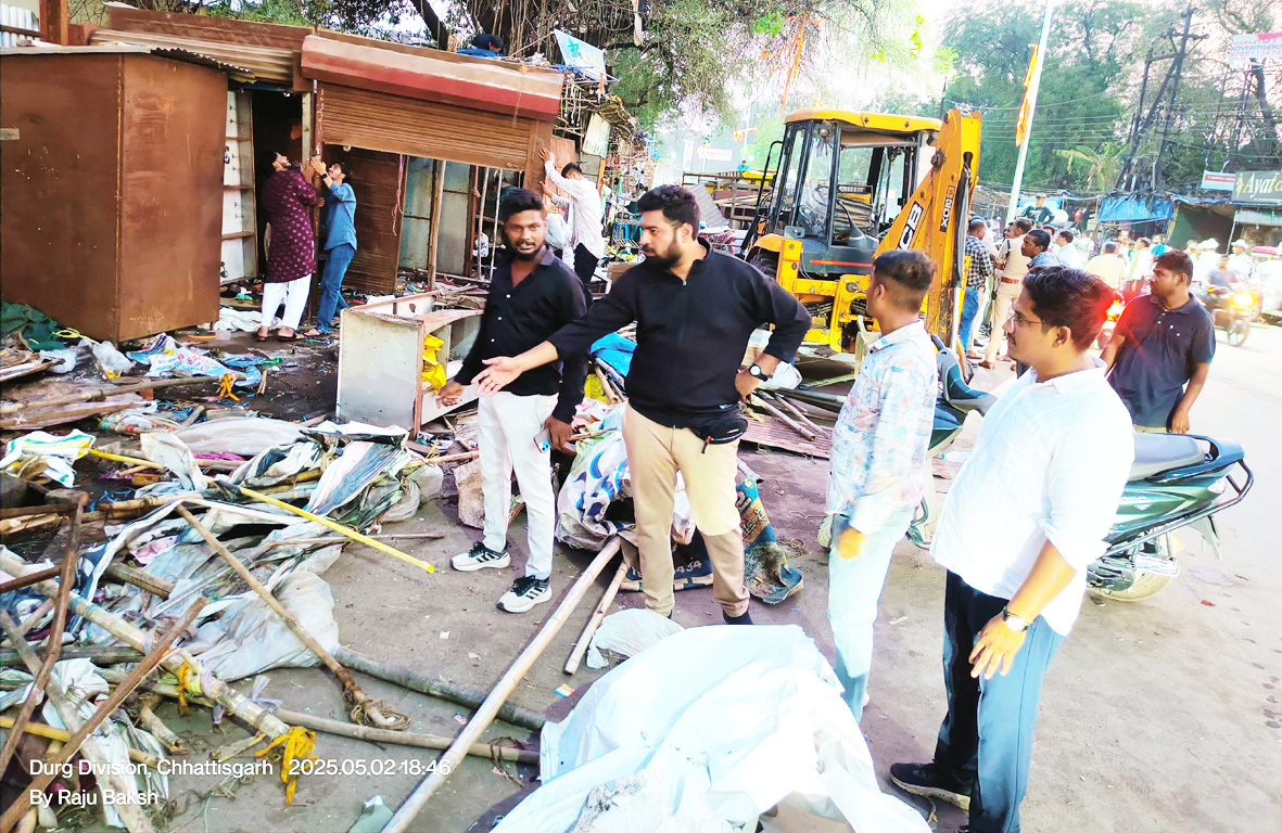 इंदिरा मार्केट में विरोध के  बाद भी अतिक्रमण हटा