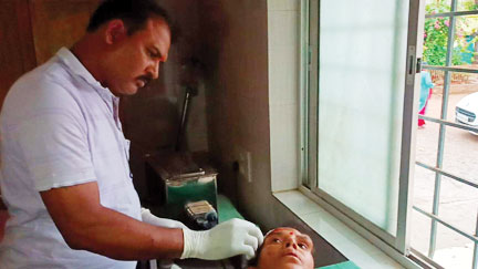 सडक़ दुर्घटना घायलों की मरहम-पट्टी सफाईकर्मी कर रहा !