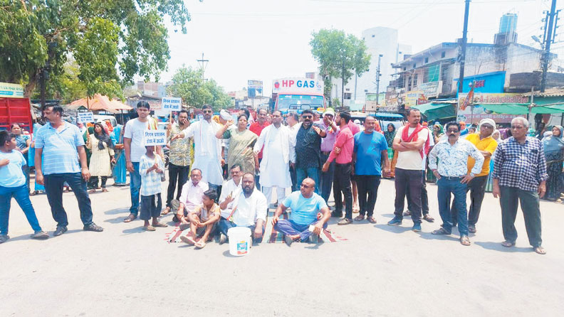  पटरीपार इलाके में पेयजल संकट को लेकर सडक़ में घंटेभर प्रदर्शन