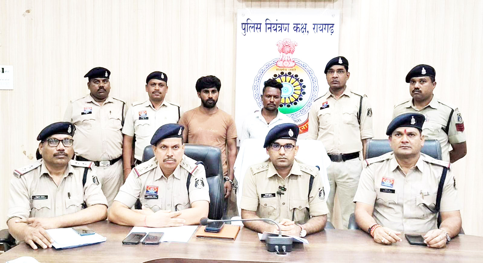 देशी कट्टा व बंदूक के साथ दो आरोपी गिरफ्तार देशी कट्टा व बंदूक के साथ दो आरोपी गिरफ्तार