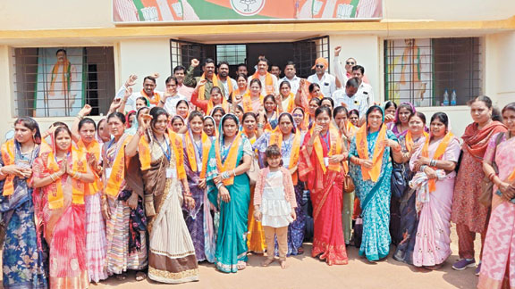 नवापारा के महिला समूह का दल पुरी-भुनेश्वर के लिए रवाना नवापारा के महिला समूह का दल पुरी-भुनेश्वर के लिए रवाना