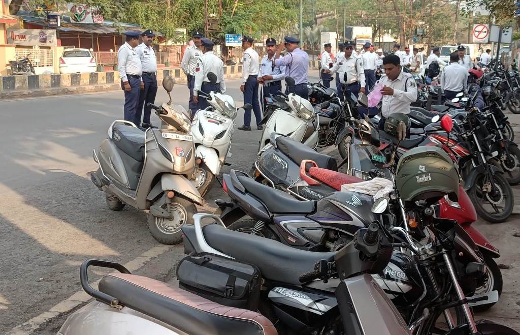 पुराने वाहन बेचकर नाम ट्रांसफर नहीं कराने वालों को पुलिस ने दी चेतावनी पुराने वाहन बेचकर नाम ट्रांसफर नहीं कराने वालों को पुलिस ने दी चेतावनी