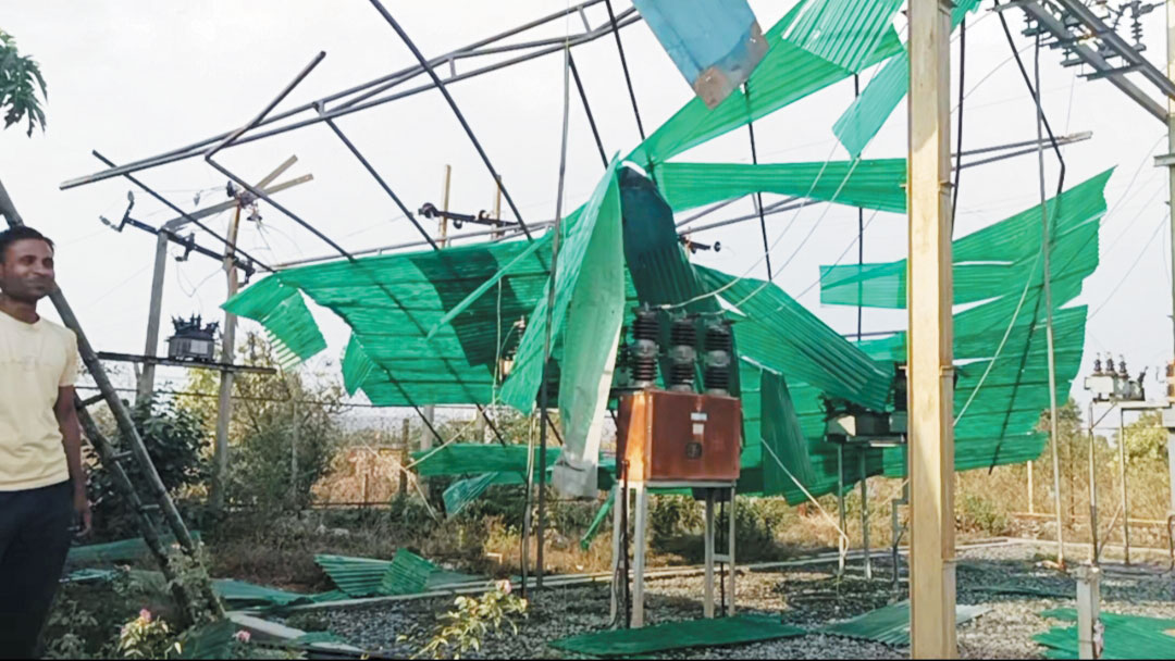 आंधी-तूफान व बारिश, कई पेड़ उखड़े, पोल-शेड गिरे, बिजली गुल