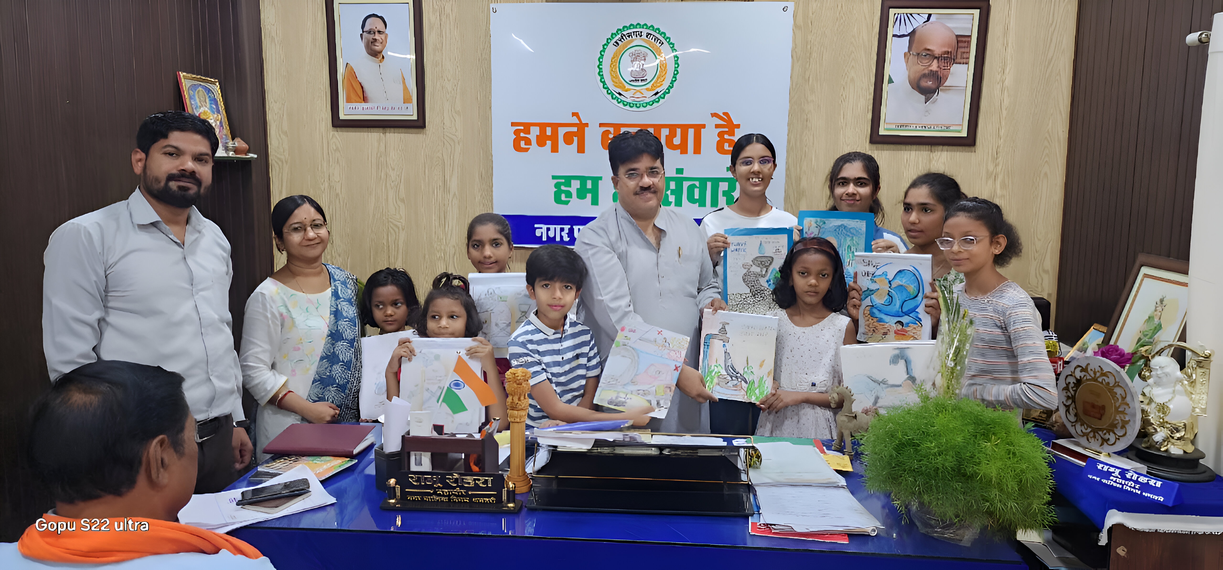 समर कैंप में बनाई मिट्टी की कलाकृतियां बच्चों ने महापौर को भेंट की समर कैंप में बनाई मिट्टी की कलाकृतियां बच्चों ने महापौर को भेंट की