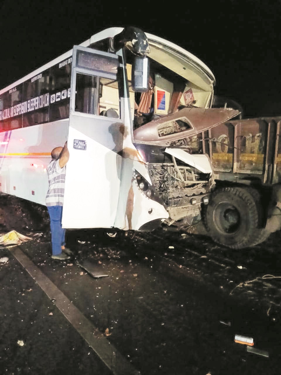बस ने खड़ी ट्रक को मारी ठोकर, एक की मौत, 6 यात्री घायल बस ने खड़ी ट्रक को मारी ठोकर, एक की मौत, 6 यात्री घायल