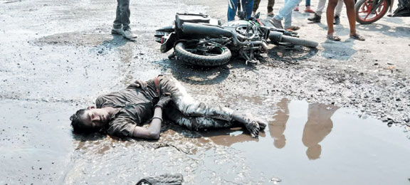 हाइवा ने मारी टक्कर, बाईक सवार युवक की मौत हाइवा ने मारी टक्कर, बाईक सवार युवक की मौत