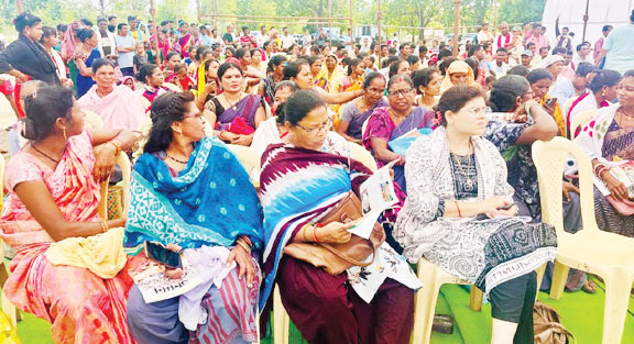 समाधान शिविर डोडपाल में छत्तीसगढ़ जनमन पत्रिका वितरित