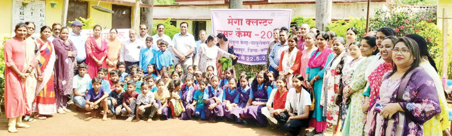 समर कैंप में रचनात्मक गतिविधियों में उत्साह के साथ भाग ले रहे स्कूली बच्चे समर कैंप में रचनात्मक गतिविधियों में उत्साह के साथ भाग ले रहे स्कूली बच्चे