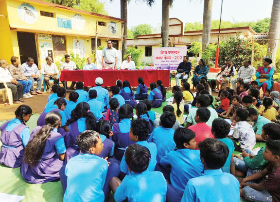 मेकाज में चिकित्सा विद्यार्थियों ने किया सामूहिक रक्तदान, कहा ग्रामीणों को होती है दिक्कत