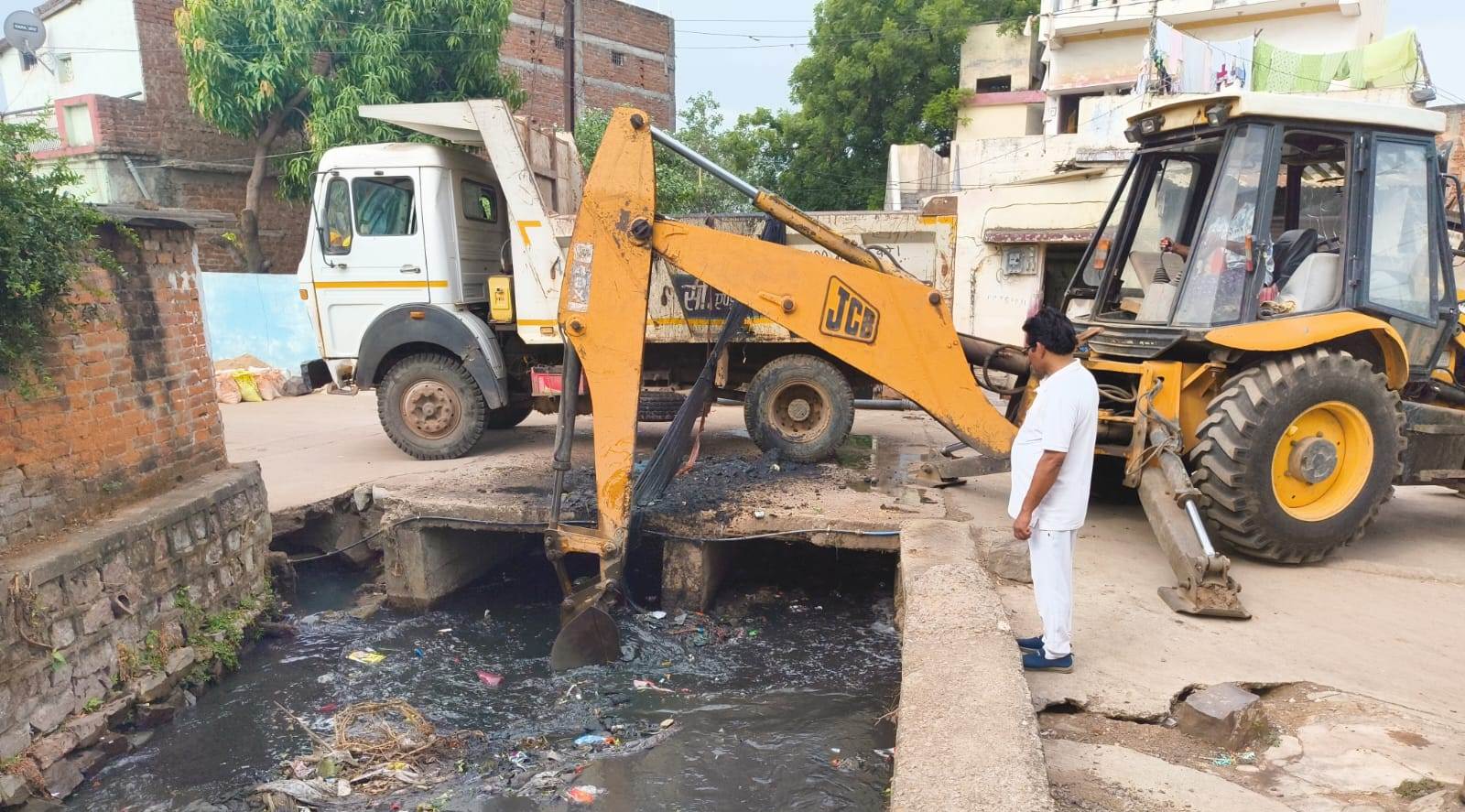 बेमौसम बारिश से जल भराव की निकासी