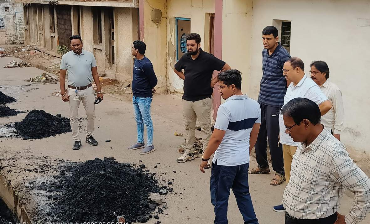 आयुक्त संग अफसरों ने सुबह वार्डों का भ्रमण कर साफ-सफाई का लिया जायजा आयुक्त संग अफसरों ने सुबह वार्डों का भ्रमण कर साफ-सफाई का लिया जायजा