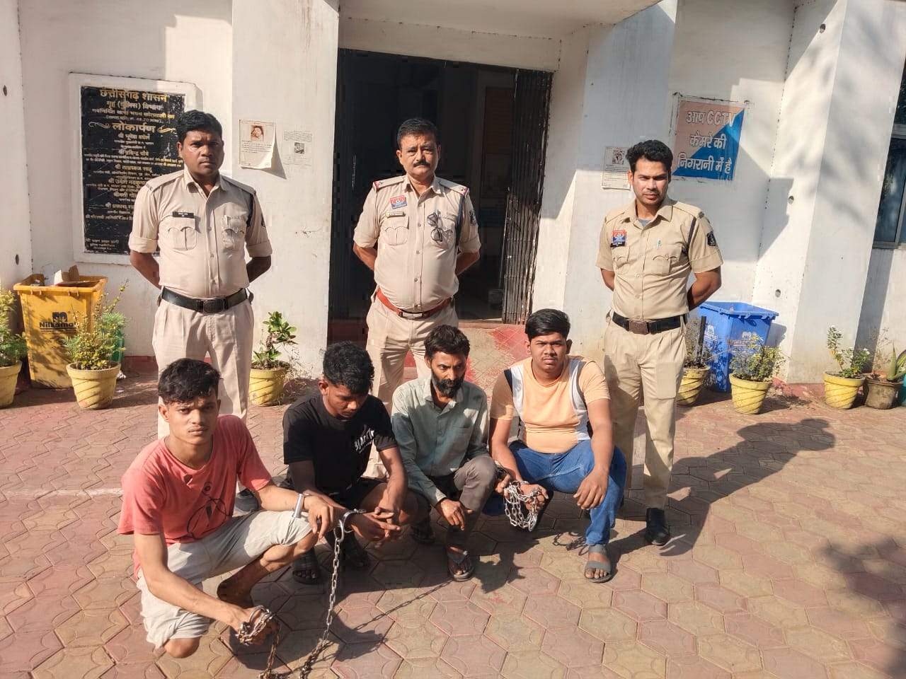 बस स्टैंड पर झगड़ा मारपीट, 4 गिरफ्तार बस स्टैंड पर झगड़ा मारपीट, 4 गिरफ्तार