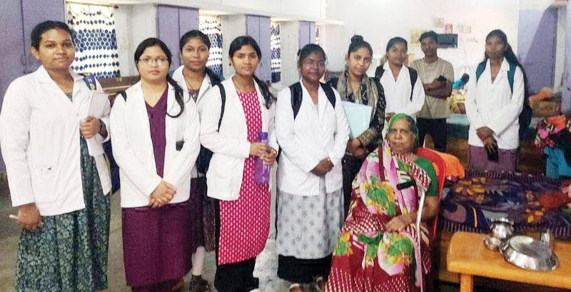 छात्राओं ने आस्था निकुंज वृद्ध आश्रम राघवपुरी का किया शैक्षणिक भ्रमण