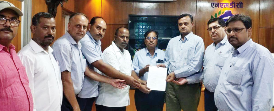 20 को हड़ताल का निर्णय, इंटक व एसकेएमएस की 20 सूत्रीय मांग, सौंपा ज्ञापन 20 को हड़ताल का निर्णय, इंटक व एसकेएमएस की 20 सूत्रीय मांग, सौंपा ज्ञापन