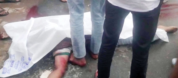 हाईवे पर ट्रक की ठोकर, बाइक सवार युवक की मौत, दो गंभीर