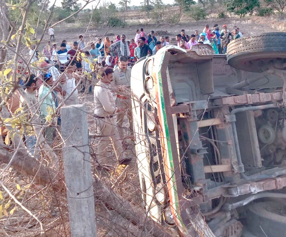 चौथिया कार्यक्रम में जा रहे लोगों से भरी माजदा खेत में पलटी चौथिया कार्यक्रम में जा रहे लोगों से भरी माजदा खेत में पलटी