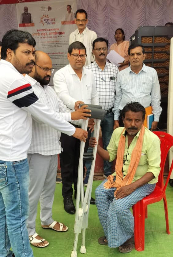 सुशासन तिहार में दिव्यांग को मिली बैसाखी सुशासन तिहार में दिव्यांग को मिली बैसाखी