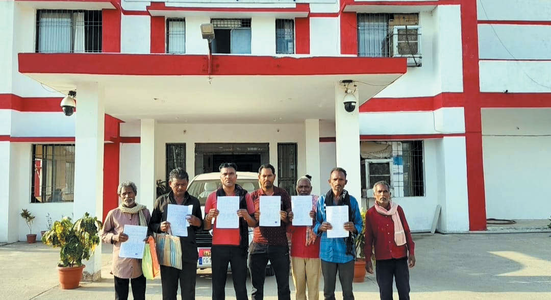 नावापारा के किसान भू-नक्शा की मांग को लेकर जनदर्शन में पहुंचे