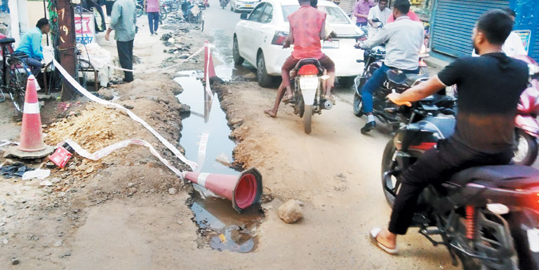 नियमों की अवहेलना कर बिछाई जा रही गैस पाइप लाइन पर प्रशासन ने लगाई रोक