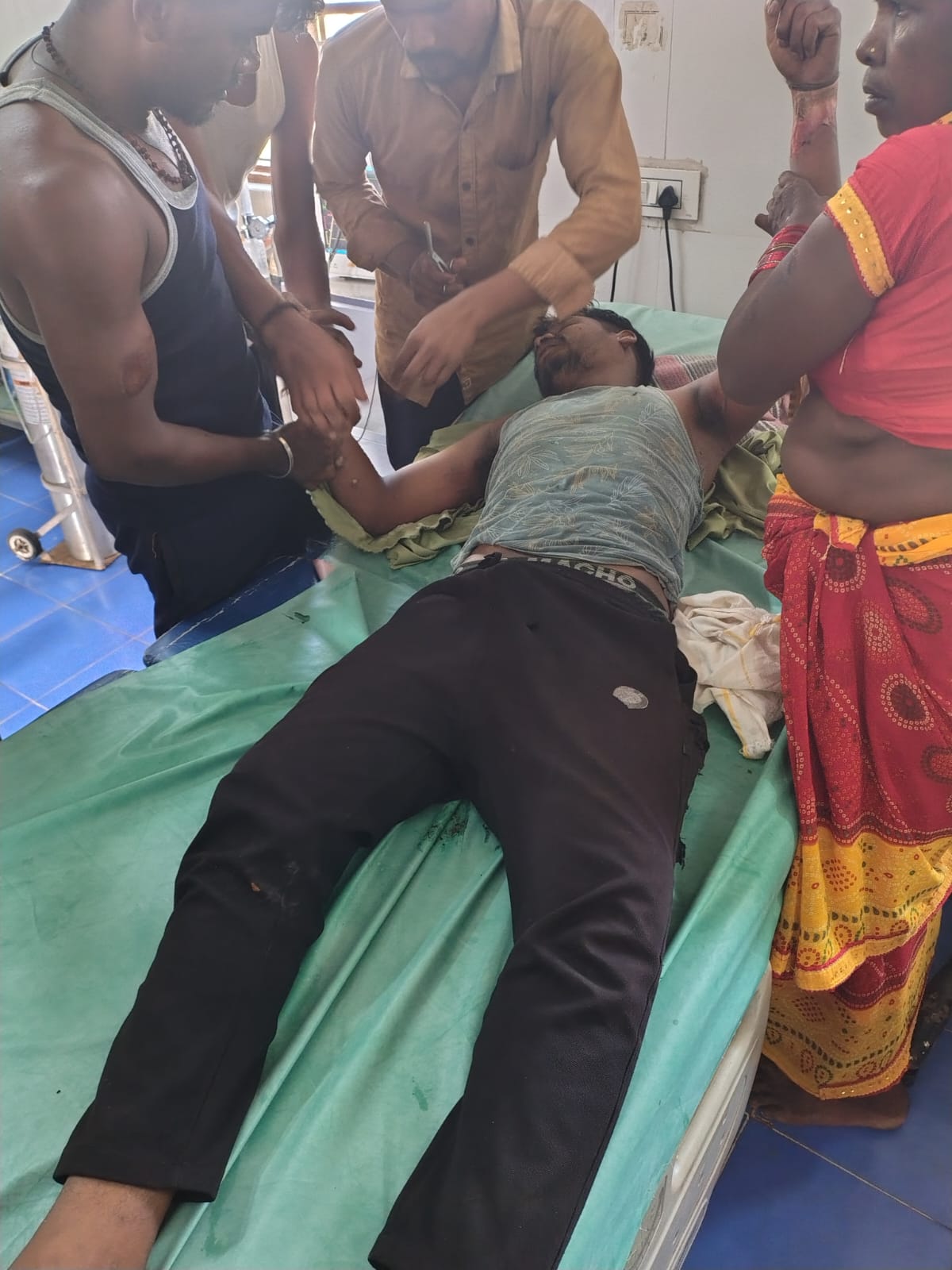 हाई टेंशन तार में टकराया पाइप, युवक झुलसा हाई टेंशन तार में टकराया पाइप, युवक झुलसा