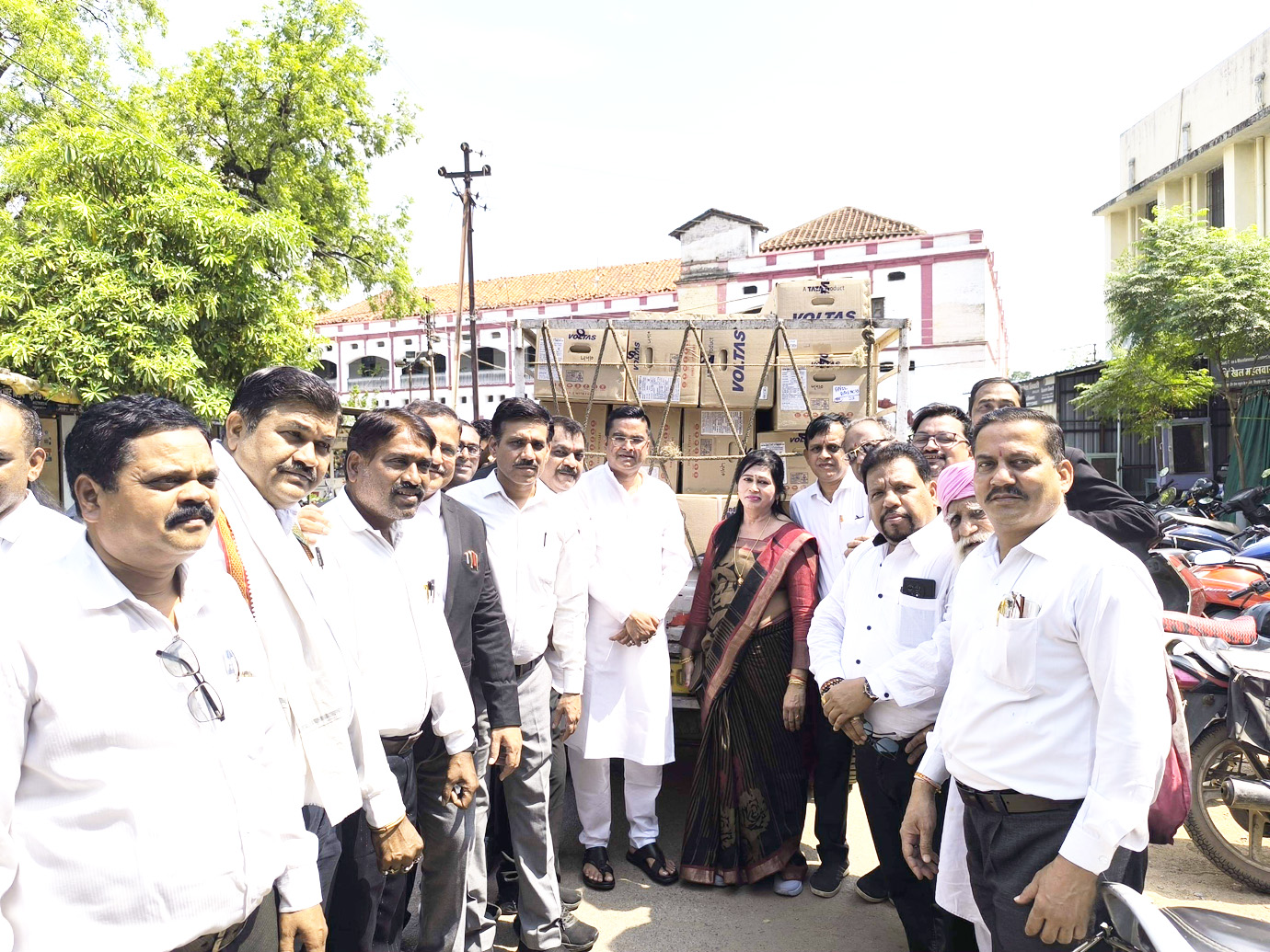 विधायक रिकेश सेन की पहल पर दुर्ग कोर्ट परिसर में पहुंची 12 एसी विधायक रिकेश सेन की पहल पर दुर्ग कोर्ट परिसर में पहुंची 12 एसी